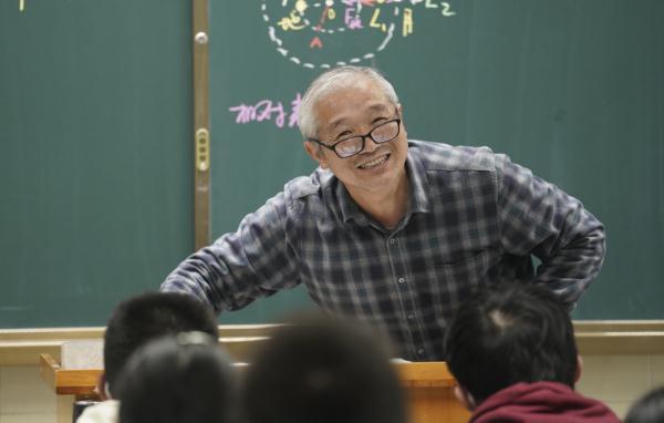 武汉这位物理老师40年手写400万字，教案年年刷新