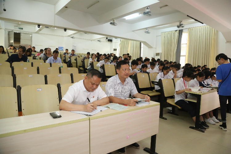 廉江一中:展示课改实验成果，培育学科校本特色课堂