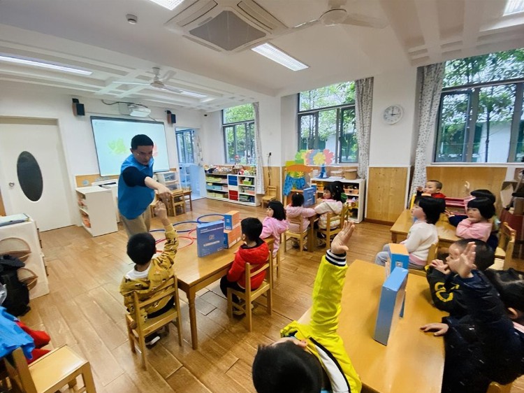 AI助孩子“玩中学” 儿童实物编程课开进申城幼儿园