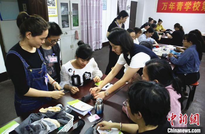 探访广西柳州整理收纳培训班 学员学后看自家“不顺眼”