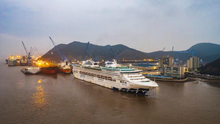 首艘国产大型邮轮今日出坞，中国造船凭啥豪取“三大明珠”？