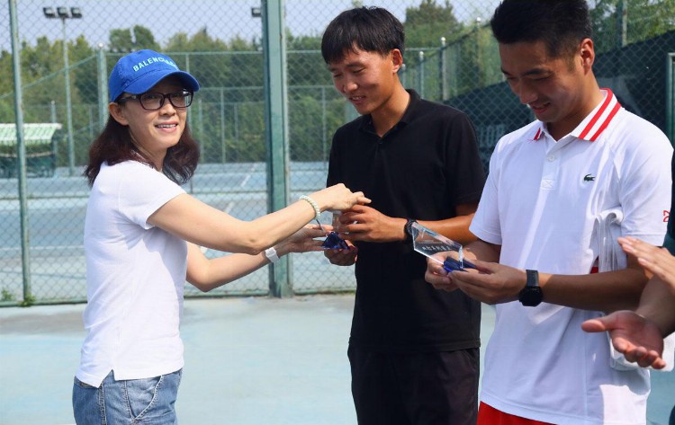 相互交流切磋球技 第五届北京市中小学教师网球交流赛举行