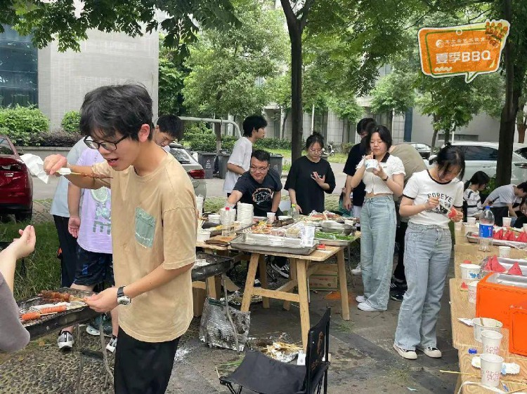 美术高考升学丨武汉鸟文斋画室烧烤节