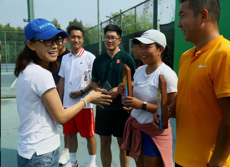 相互交流切磋球技 第五届北京市中小学教师网球交流赛举行