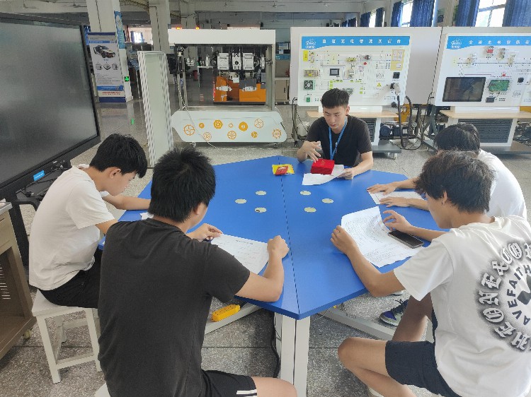 校企共育技能人才 郴州海纳学校与深圳风向标共同开展学生技能培训