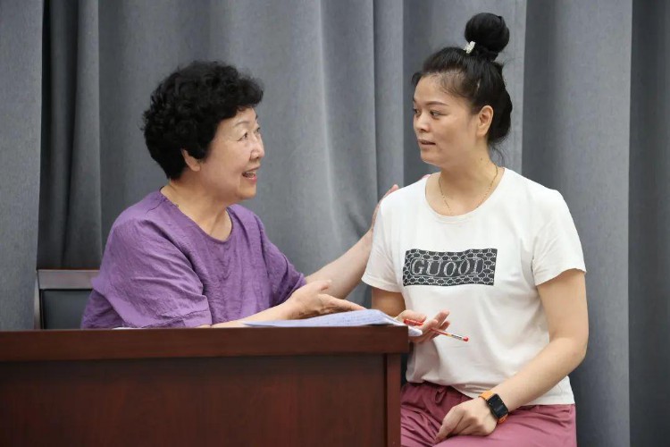 桑艺为豫剧常派表演〈红·白·花〉艺术人才培训班教学剧目赏析课程