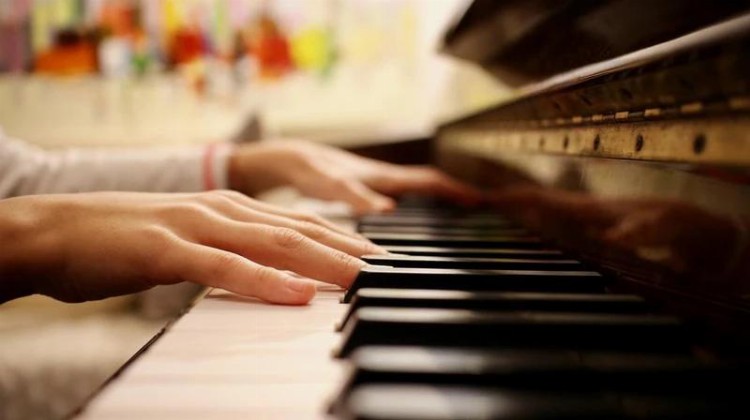 如何快速学会弹钢琴？