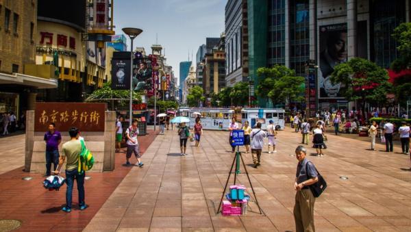 上海商圈往事，道尽全球出圈雄心，但南京路居然缺人，淮海路错在太高雅……