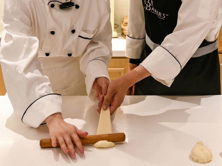 烘焙师的工作就是制造幸福，记者跟着“全国技术能手”学做面包