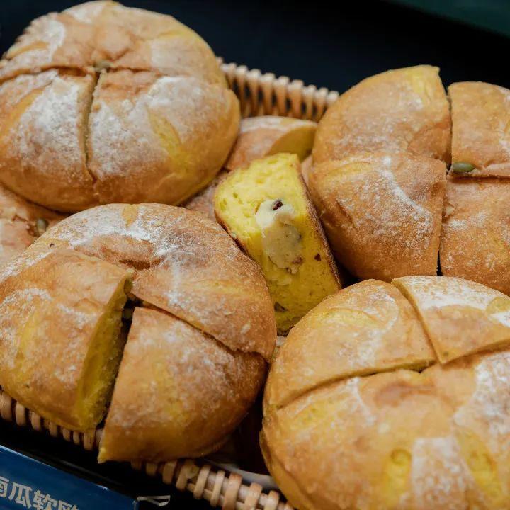 人参果吐司、佛卡恰……琳琅满目的面包是他们制作的
