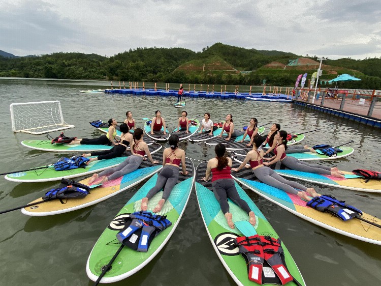 桨板瑜伽让赣州更多女生热爱户外运动，以南湖青山绿水为瑜伽教室