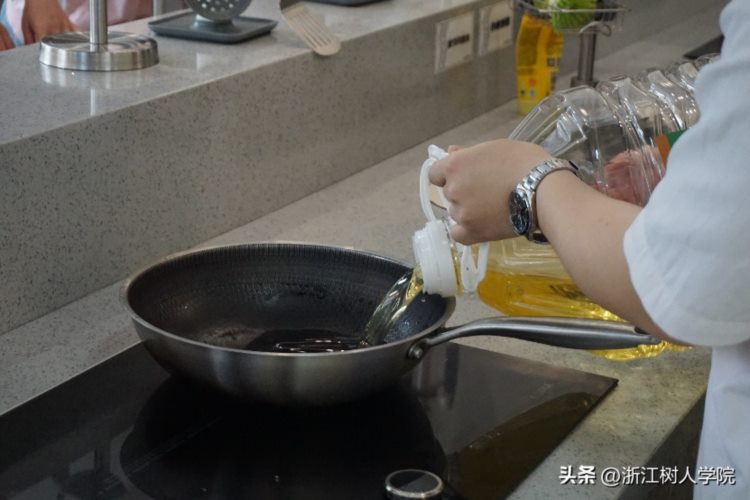“烹”然心动，相约食源|浙江树人学院教工厨艺培训课程首次开班