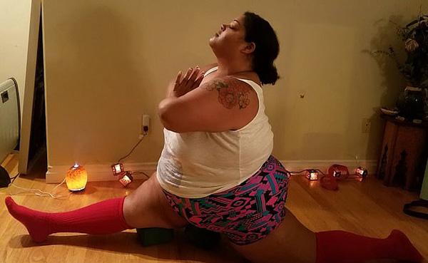 美肥胖女子上瑜伽课被忽视 自学逆袭成瑜伽教练