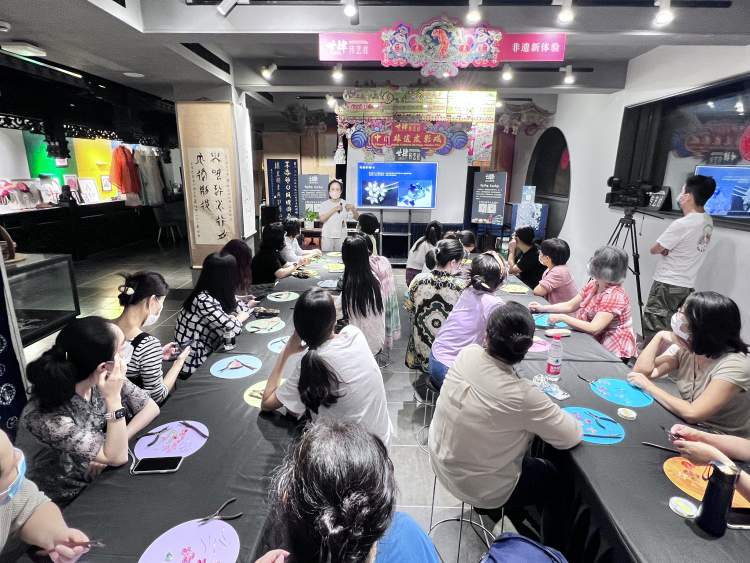 18-55岁都能来！剪纸、古琴、水墨画，上海市民艺术夜校春季班三百多门课怎么选？