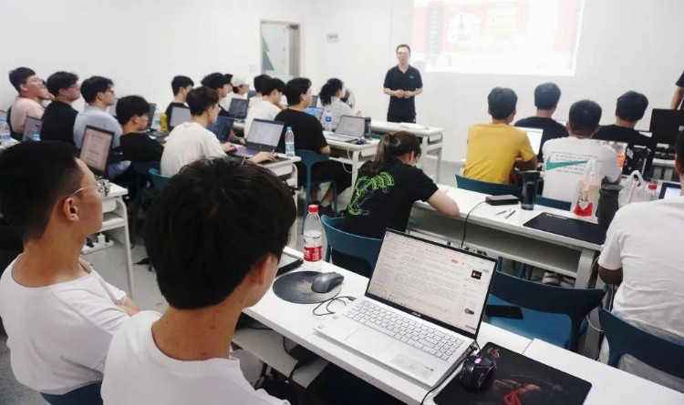 在郑州如何选择一所靠谱专业的IT技术学校呢？
