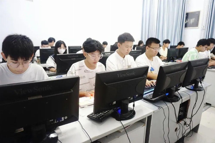 在郑州如何选择一所靠谱专业的IT技术学校呢？