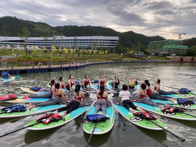 桨板瑜伽让赣州更多女生热爱户外运动，以南湖青山绿水为瑜伽教室