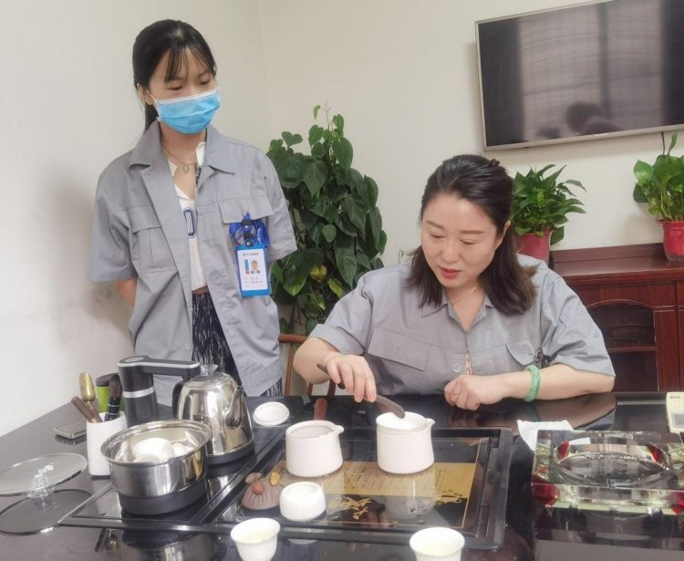 习茶道，知茶礼丨中建国信组织东站vip接待人员进行茶艺培训