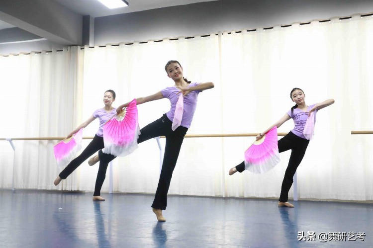 高中体育舞蹈有哪些舞种 高中学舞蹈来得及吗 哪个阶段学舞蹈最好？