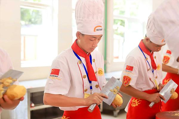 杭州新东方烹饪学校新生班级刀工阶段考核PK赛