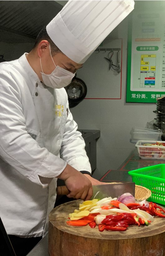 抖音上点赞超千万的鱼头皇是他做的！杭州有个宝藏厨师会做80种口味的鱼头