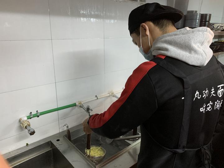 上海熊爪的暖心故事，杭州也有同款！这家面店新来两位90后聋人厨师，努力又帅气