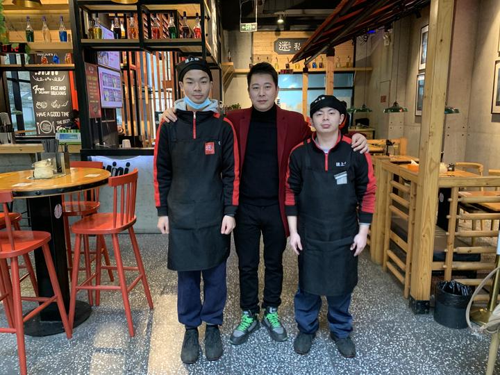 上海熊爪的暖心故事，杭州也有同款！这家面店新来两位90后聋人厨师，努力又帅气