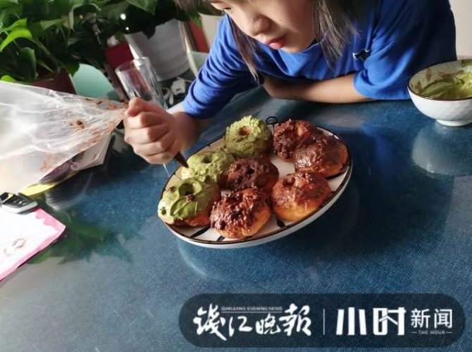 杭州9岁女孩成天钻研厨艺 临近开学妈妈却越来越愁