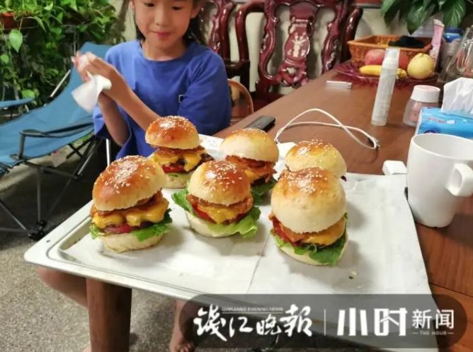 杭州9岁女孩成天钻研厨艺 临近开学妈妈却越来越愁