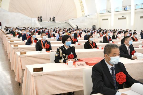 当好传承者奉献者奋斗者践行者！全市大会上，这些上海公务员和职工群众受表彰