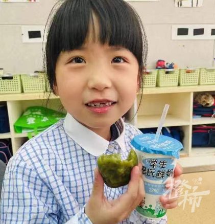 葱油鲍鱼、白灼基围虾、海参目鱼花、清蒸鸦片鱼……杭州小学食堂的春季菜单上新了！你家娃吃得如何？