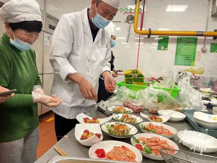 葱油鲍鱼、白灼基围虾、海参目鱼花、清蒸鸦片鱼……杭州小学食堂的春季菜单上新了！你家娃吃得如何？