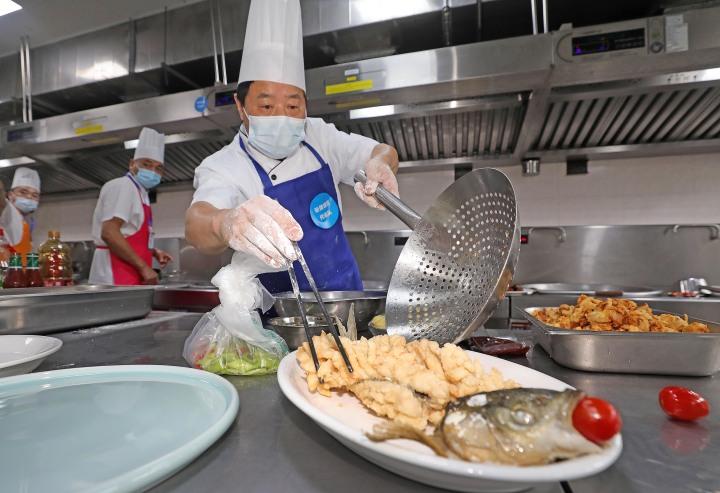 杭州：校园厨师比厨艺 食堂烧出好味道