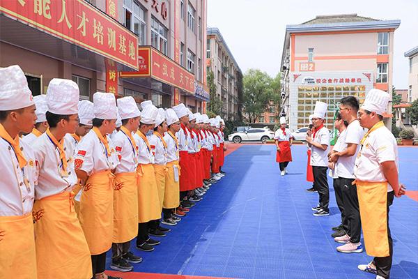 杭州新东方烹饪学校新生班级刀工阶段考核PK赛