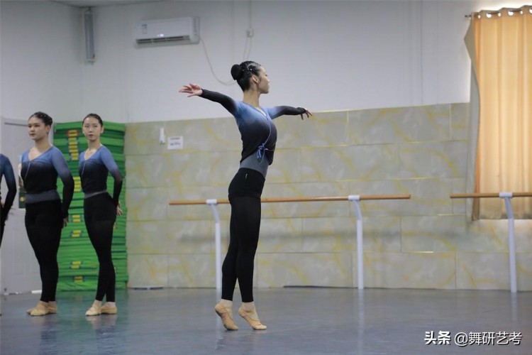 舞蹈生可以考什么大学 艺术生选择艺术类院校还是综合性大学？