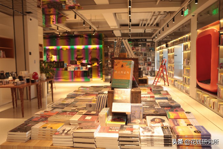 国内顶尖建筑设计师、平面设计师，在南京联手打造巨大独立书店
