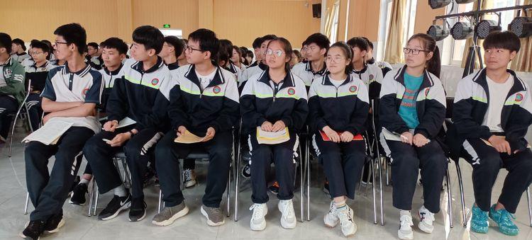 临沂河东工业园实验学校举行九年级学生心理健康教育专题讲座