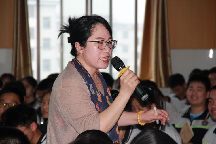 临沂河东工业园实验学校举行九年级学生心理健康教育专题讲座