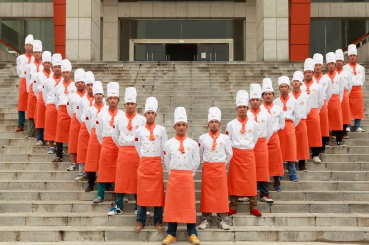 想学厨师必须去学校学么，厨师短期培训班哪里有？