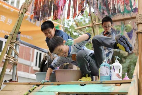 为了让孩子们跳出补习班式的童年，一群上海家长在“废弃弄堂”里搭起游戏场