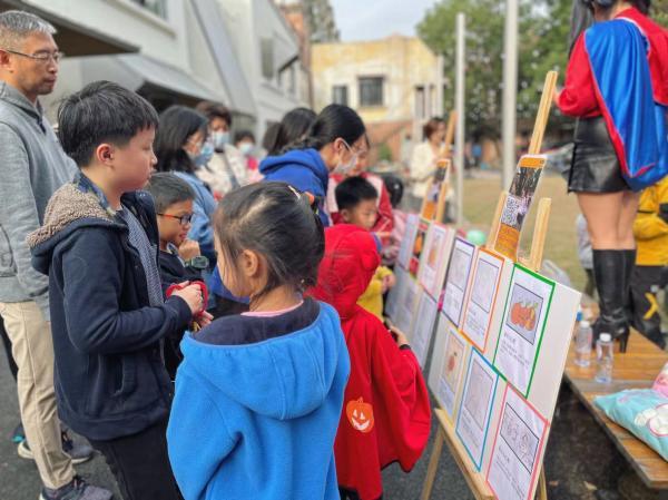 为了让孩子们跳出补习班式的童年，一群上海家长在“废弃弄堂”里搭起游戏场