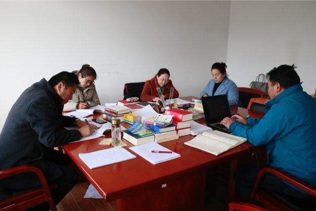 编译藏汉双语法官培训教材 提升藏区双语司法审判工作质量