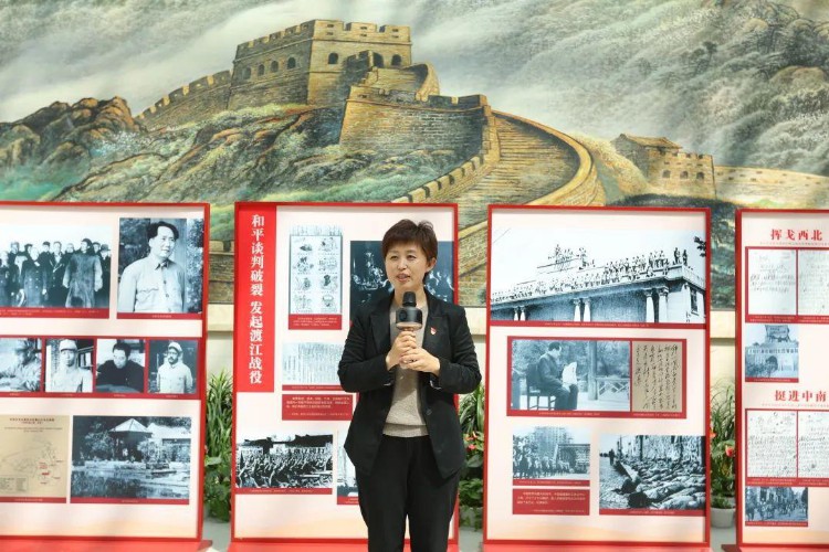 香山革命纪念馆基本陈列图片展在北京市对外贸易学校巡展