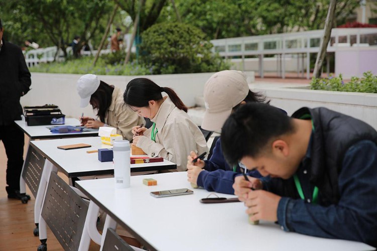 华东师大设120米展柜，陈列“姿态各异”的《兰亭序》