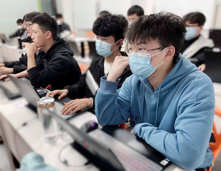 初中毕业去郑州北大青鸟学计算机技术怎么样呢？