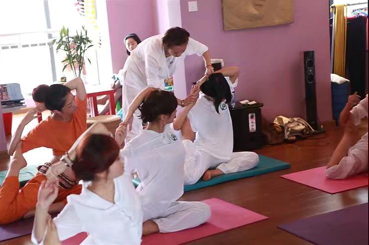 成都市瑜伽教练培训：与妮玛瑜伽同行，去诞生自己的领悟