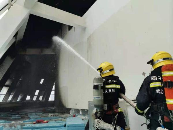 武汉一在建工地违规电焊引发火灾 直接责任人行政拘留
