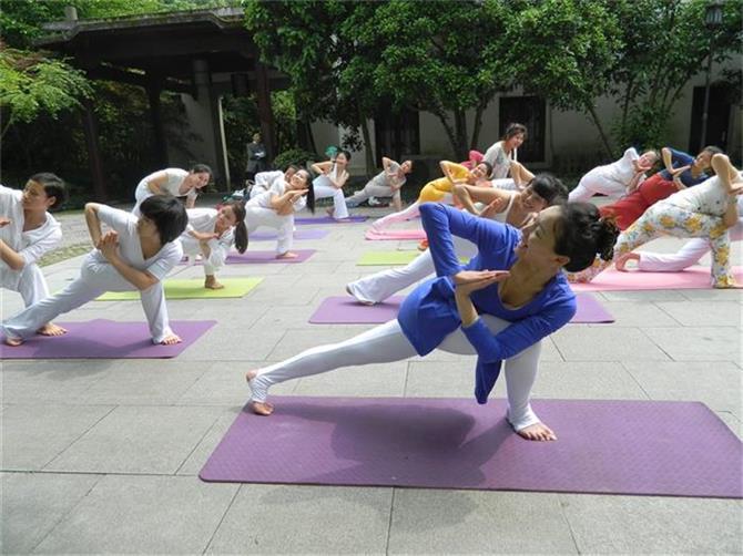 杭州正规瑜伽教练培训学校，瑜伽教练的前景你了解吗？