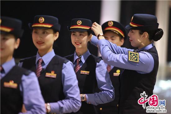 中国发布丨查人容着装，露最美笑容！“复兴号”90后列车长这样值乘