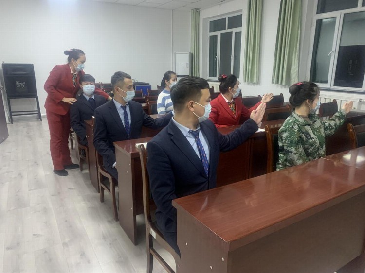 新疆红光收费站开展文明礼仪培训活动